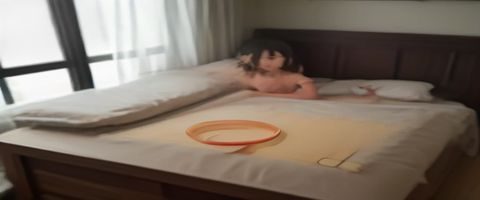 旅行背包旁摆放着小莫骚麦产品套装，户外阳光充足，清新自然，展现出行携带的轻便与实用性